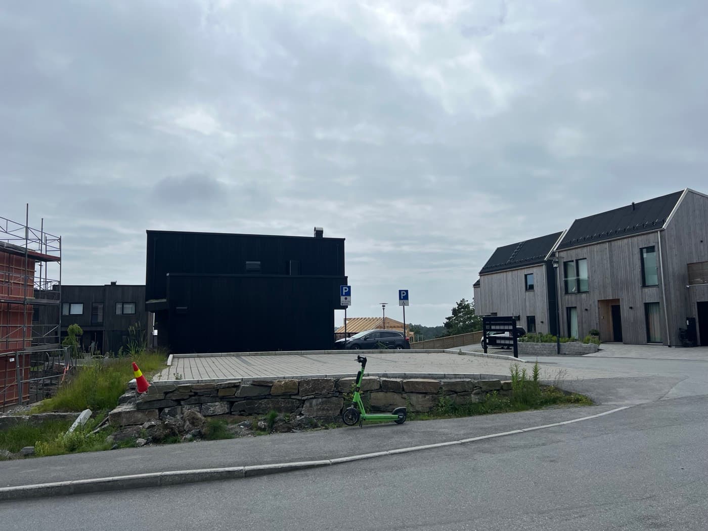 Hovedparkeringen rett utenfor leiligheten, merket med P-skilt.
